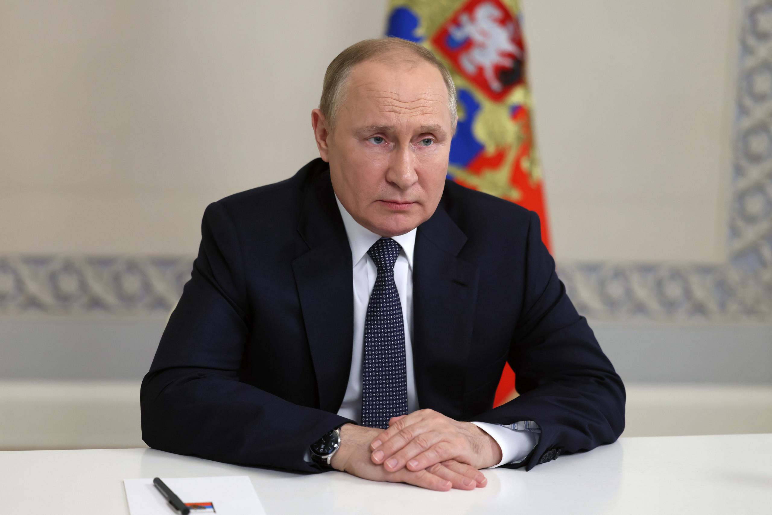 Putin, a su vez, señaló que las unidades militares “que participaron en hostilidades activas y lograron el éxito, la victoria” en Luhansk, “deberían descansar y aumentar sus capacidades de combate”.