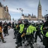 Casi 200 detenidos en operación para dispersar protesta antivacunas en Canadá