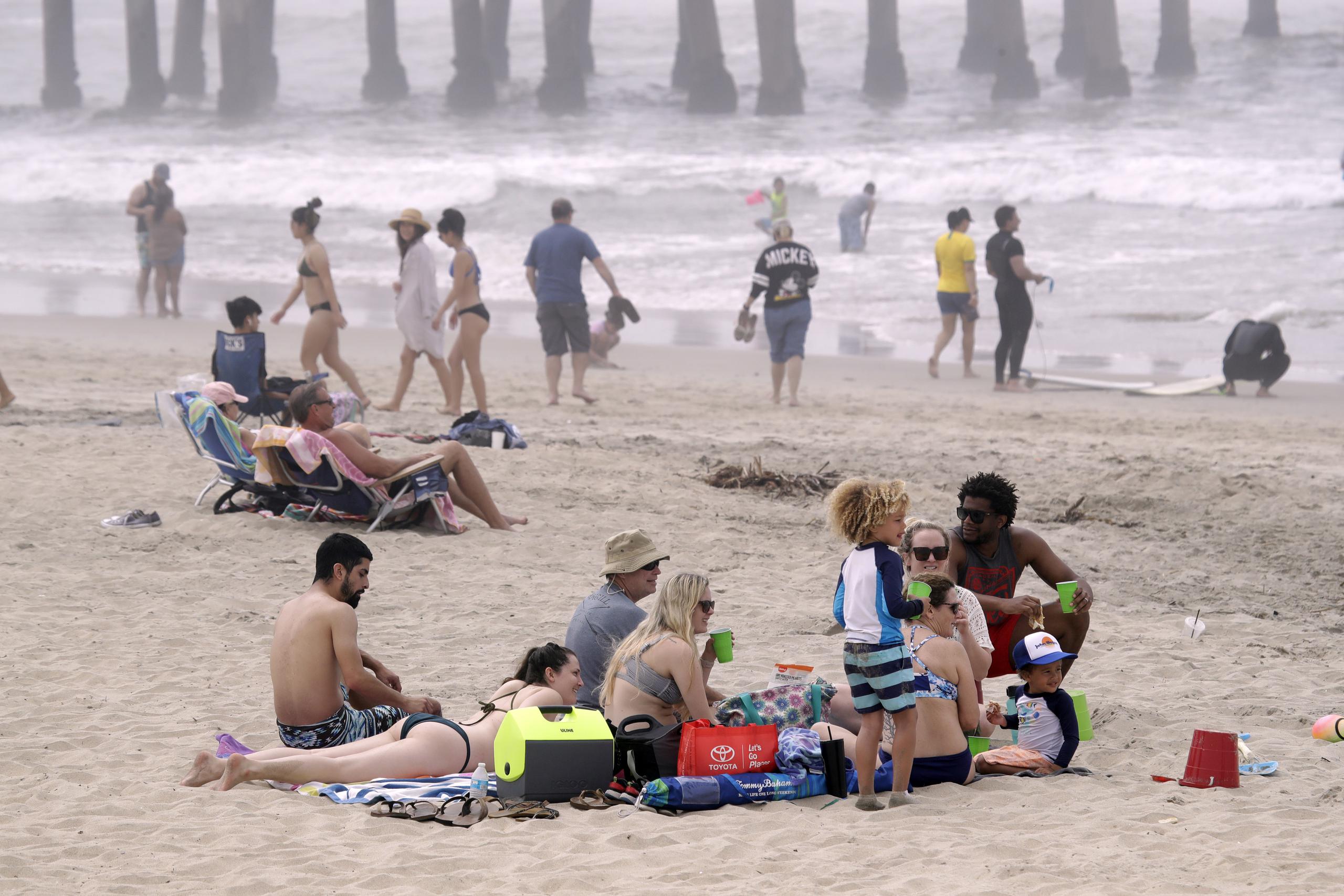 Así se veía este fin de semana la playa en Huntington Beach, California, durante la pandemia del coronavirus.