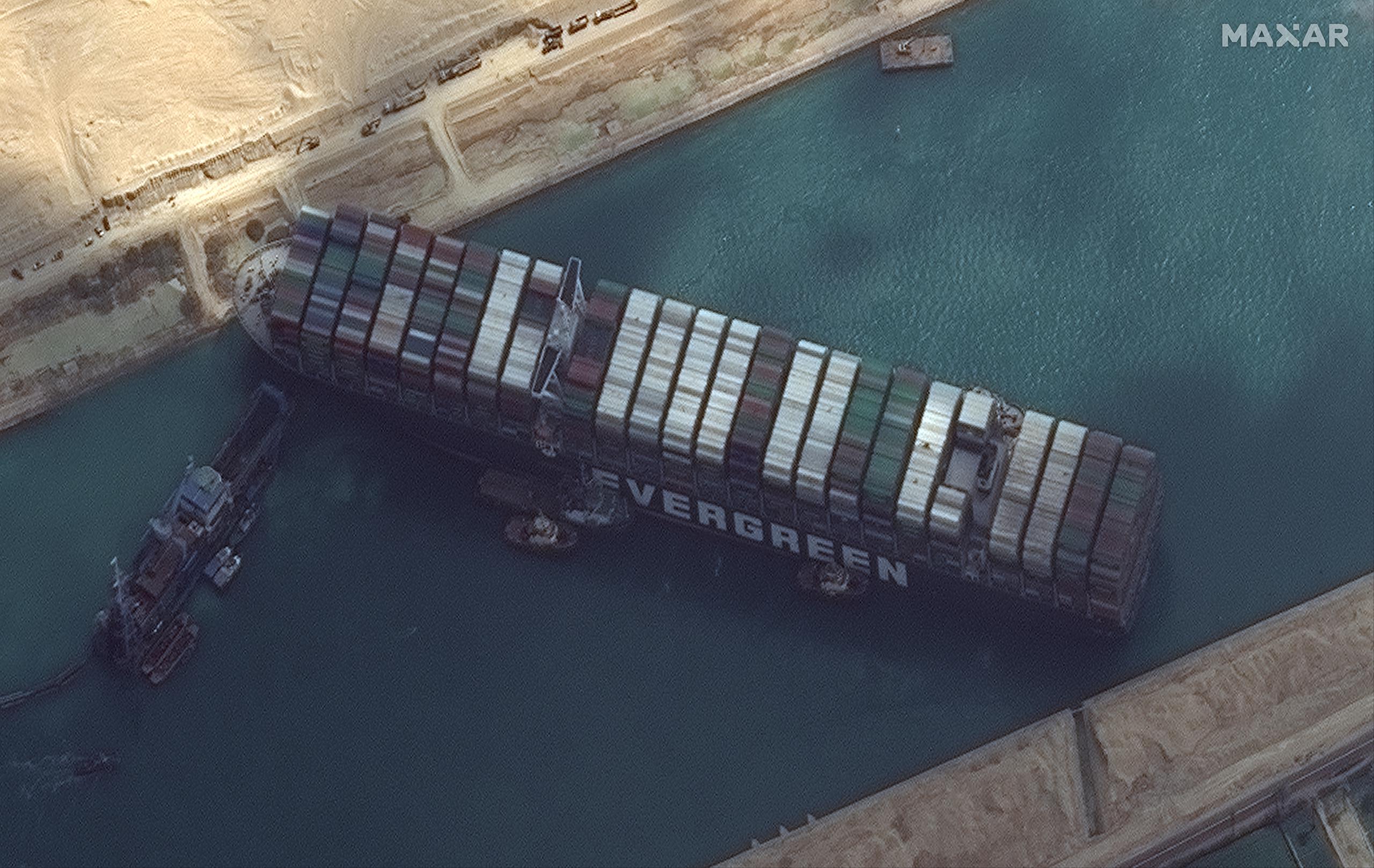 Imagen satelital que muestra cómo quedó el buque Ever Given tras encallar en el Canal de Suez, en Egipto. Su posición impide desde el martes el transito de barcos por el canal.