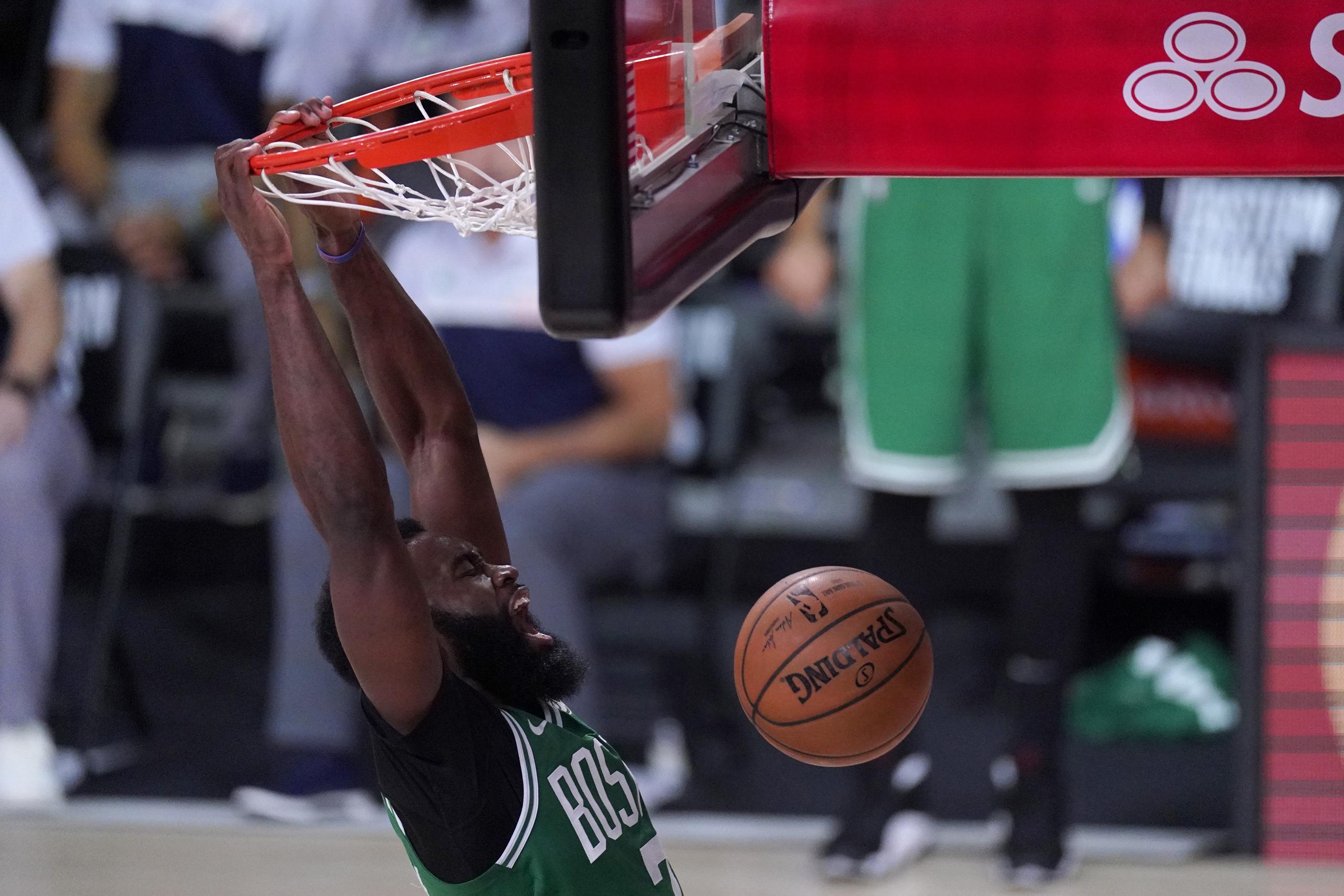 Jaylen Brown, de los Celtics, donquea con actitud el balón en el tercer juego de la final del Este frente al Heat de Miami.