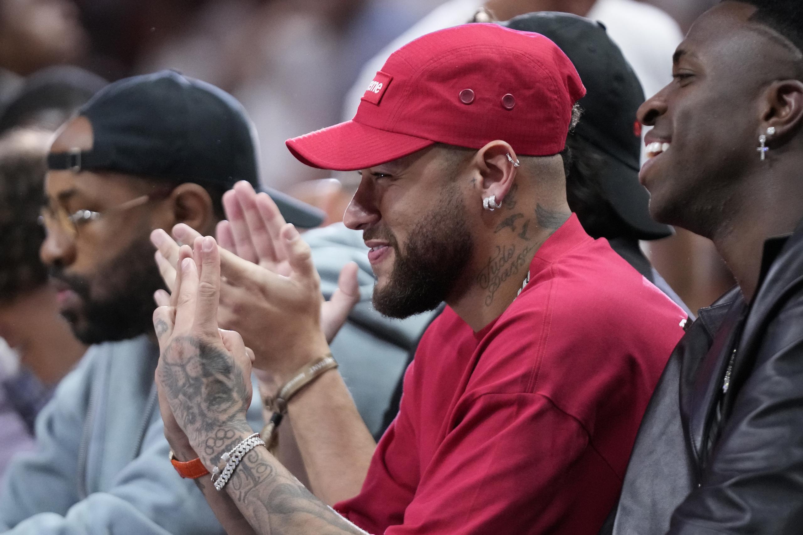 Neymar observa el cuarto partido de las Finales de la NBA entre el Heat de Miami y los Nuggets de Denver, el viernes 9 de junio de 2023.