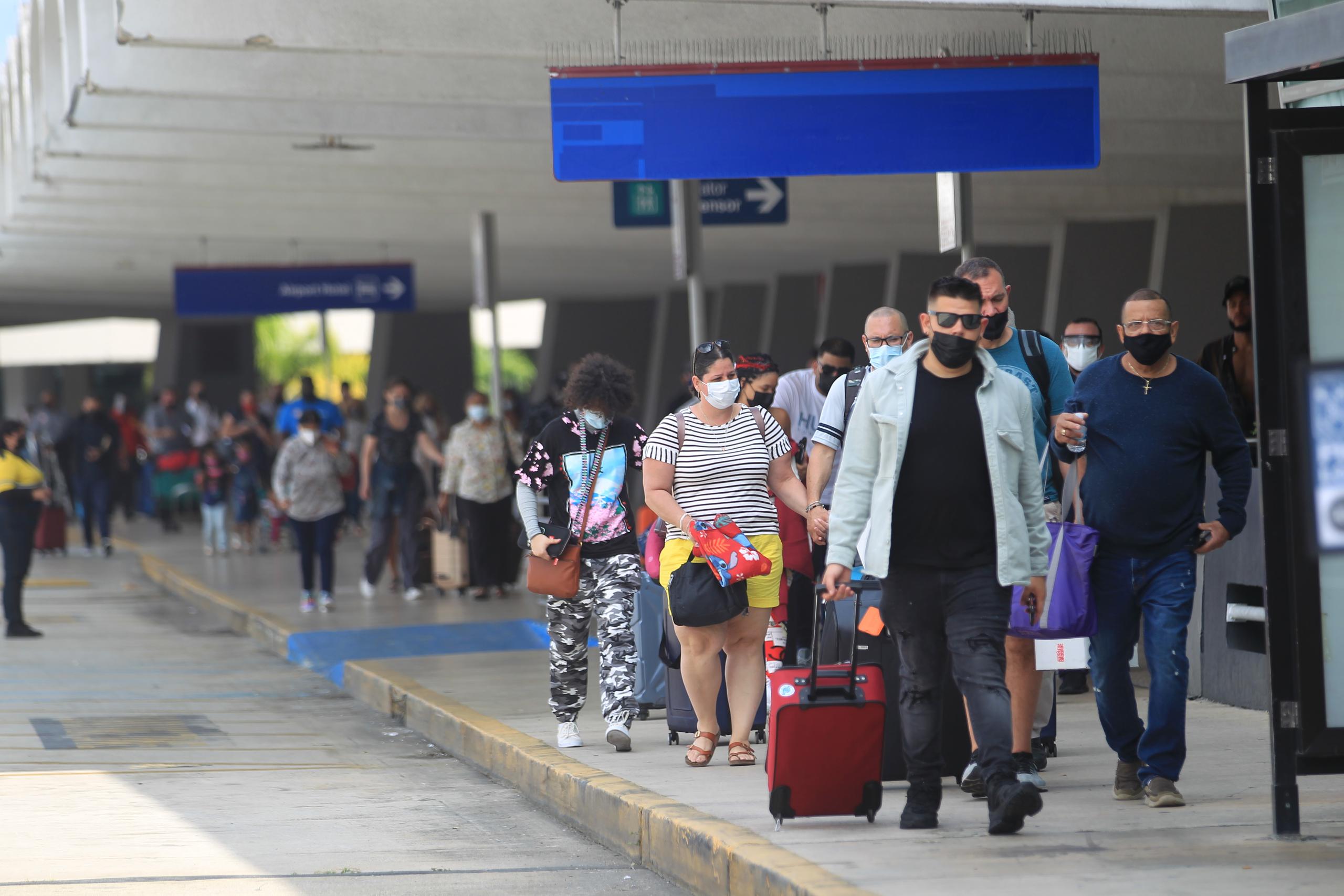 Los pasajeros recibieron la autorización para entrar al aeropuerto para abordar sus vuelos a eso de las 9:50 a.m.
