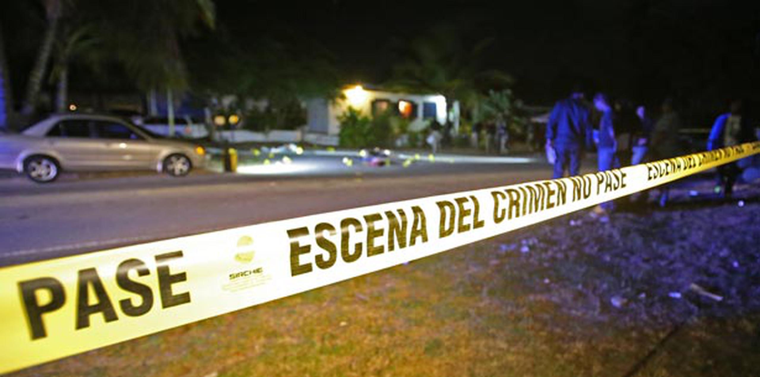 Agentes del Cuerpo de Investigaciones Criminales de Caguas conducen la pesquisa con el fiscal de turno. (Archivo)
