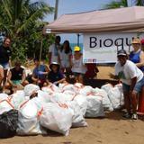 Recogen 900 libras de basura dejada por bañistas en playa de Loíza