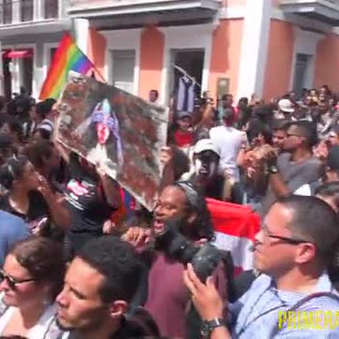 Manifestación de estudiantes, padres y líderes llega a la Fortaleza