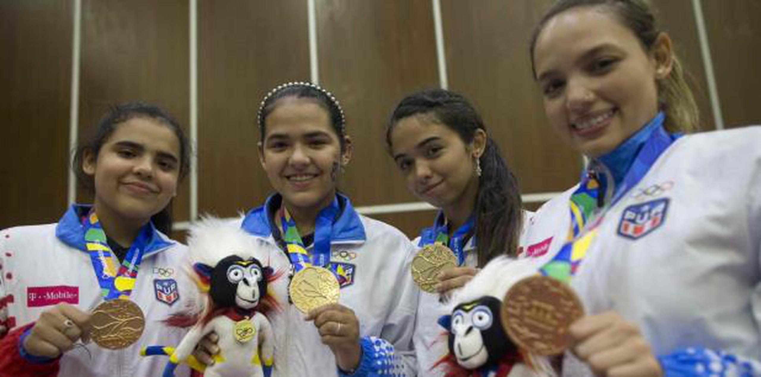 La selección de Puerto Rico de tenis de mesa celebran su medalla de oro. (Xavier Araujo | xavier.araujo@gfrmedia.com)