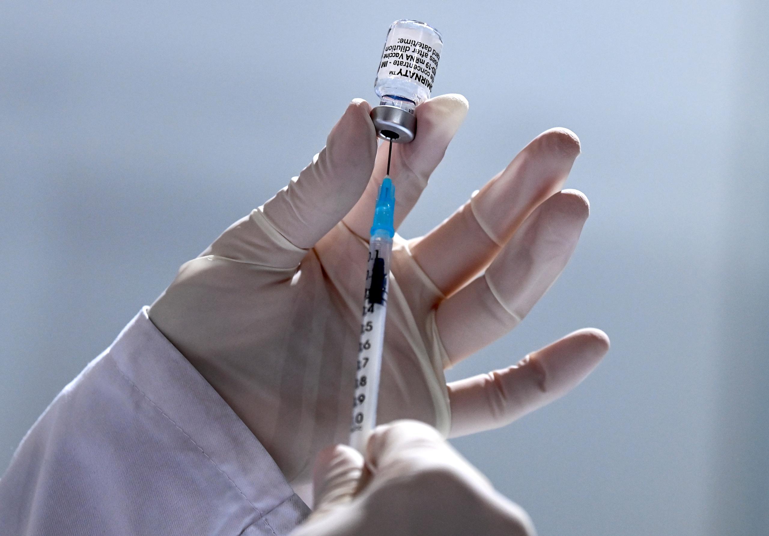 Un sanitario prepara una dosis de la vacuna de Pfizer-BioNTech. EFE/EPA/GEORGI LICOVSKI
