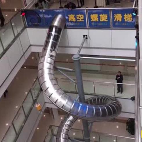 Espectacular chorrera transporta a la gente dentro de un mall en China