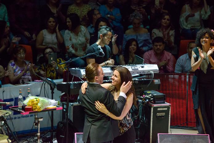 Castro interrumpió un concierto el pasado viernes en un palenque de Mexicali, Baja California, para pedir matrimonio a su novia, Carol Victoria Urbán. (EFE / Eliud Gil Samaniego)