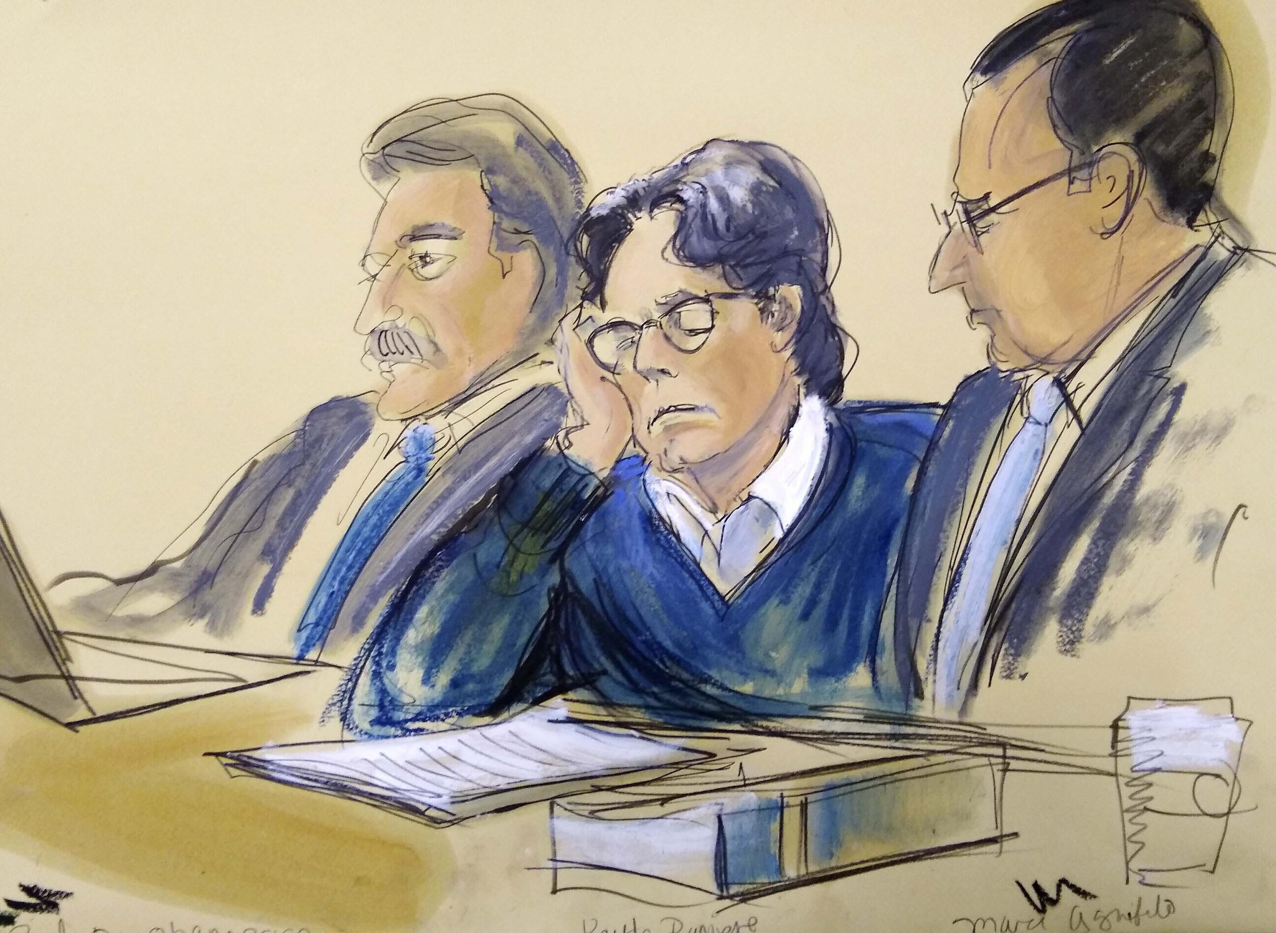 Un dibujo muestra a Keith Raniere (centro) durante los alegatos finales en un tribunal federal de Brooklyn.