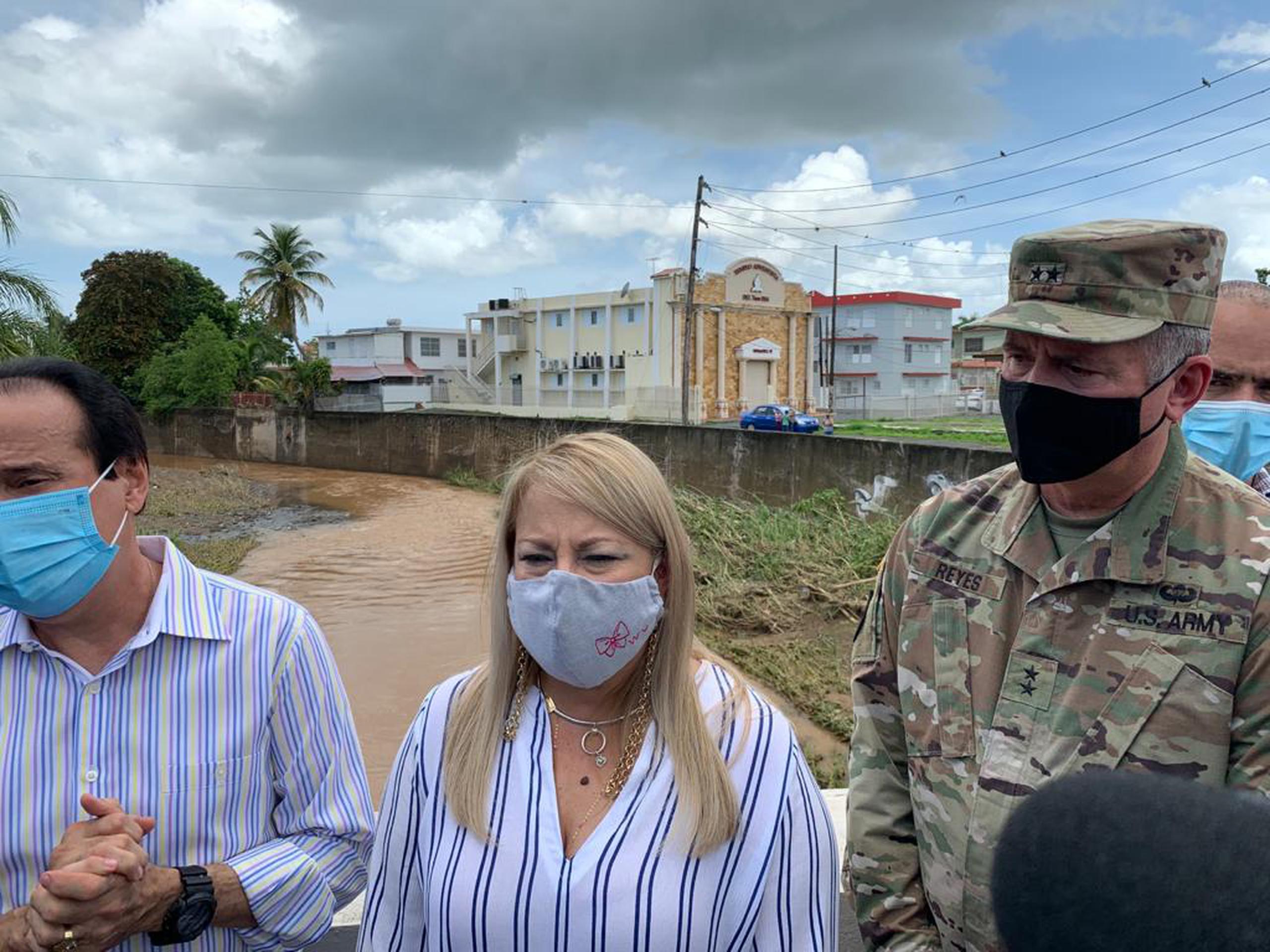 Gobernadora Wanda Vázquez visita la zona de Mayagüez tras el paso de la tormenta Isaías.