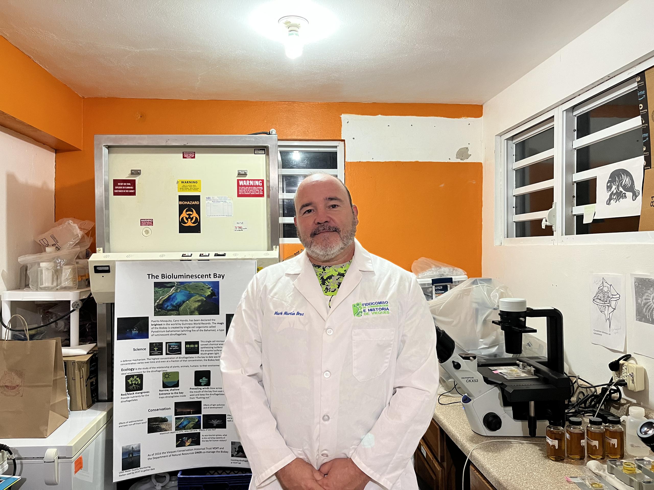 El científico e investigador Mark Martín Bras posa en su laboratorio el 12 de diciembre de 2023, en la isla de Vieques, en el este de Puerto Rico. (EFE/Esther Alaejos)