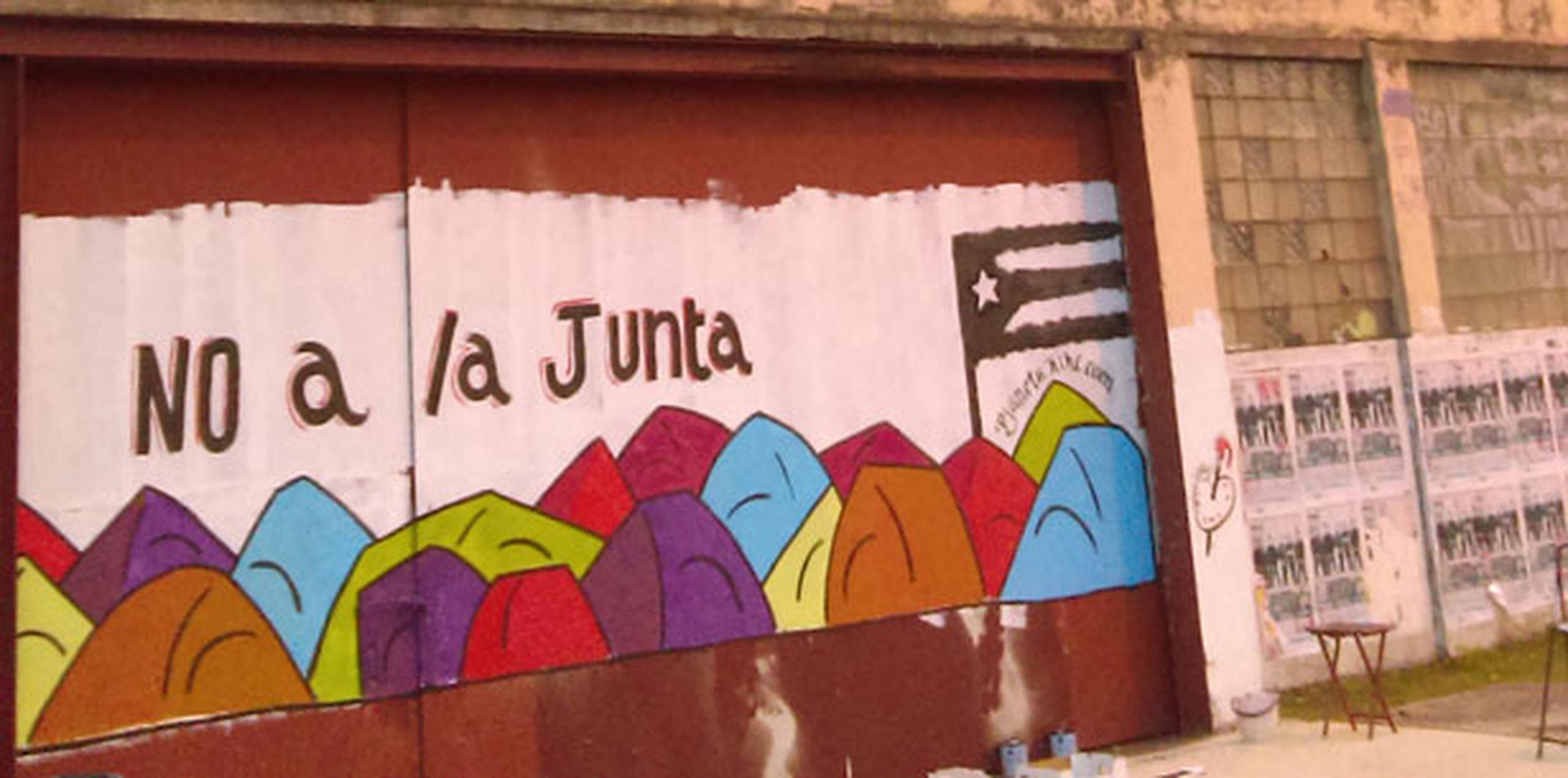 El mural mostrará varias casetas de campaña en diversos colores, que representan la resistencia de la juventud que está apostada frente al Tribunal Federal en Hato Rey, en protesta por la imposición de la junta.(Suministrada)