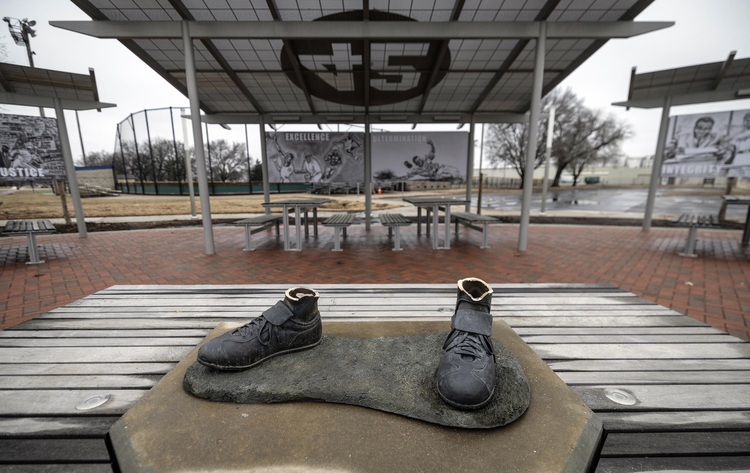 Una estatua de bronce del legendario pionero jugador del béisbol Jackie Robinson fue robada de un parque público en Wichita, Kansas, durante las primeras horas de la mañana del jueves 25 de enero de 2024.