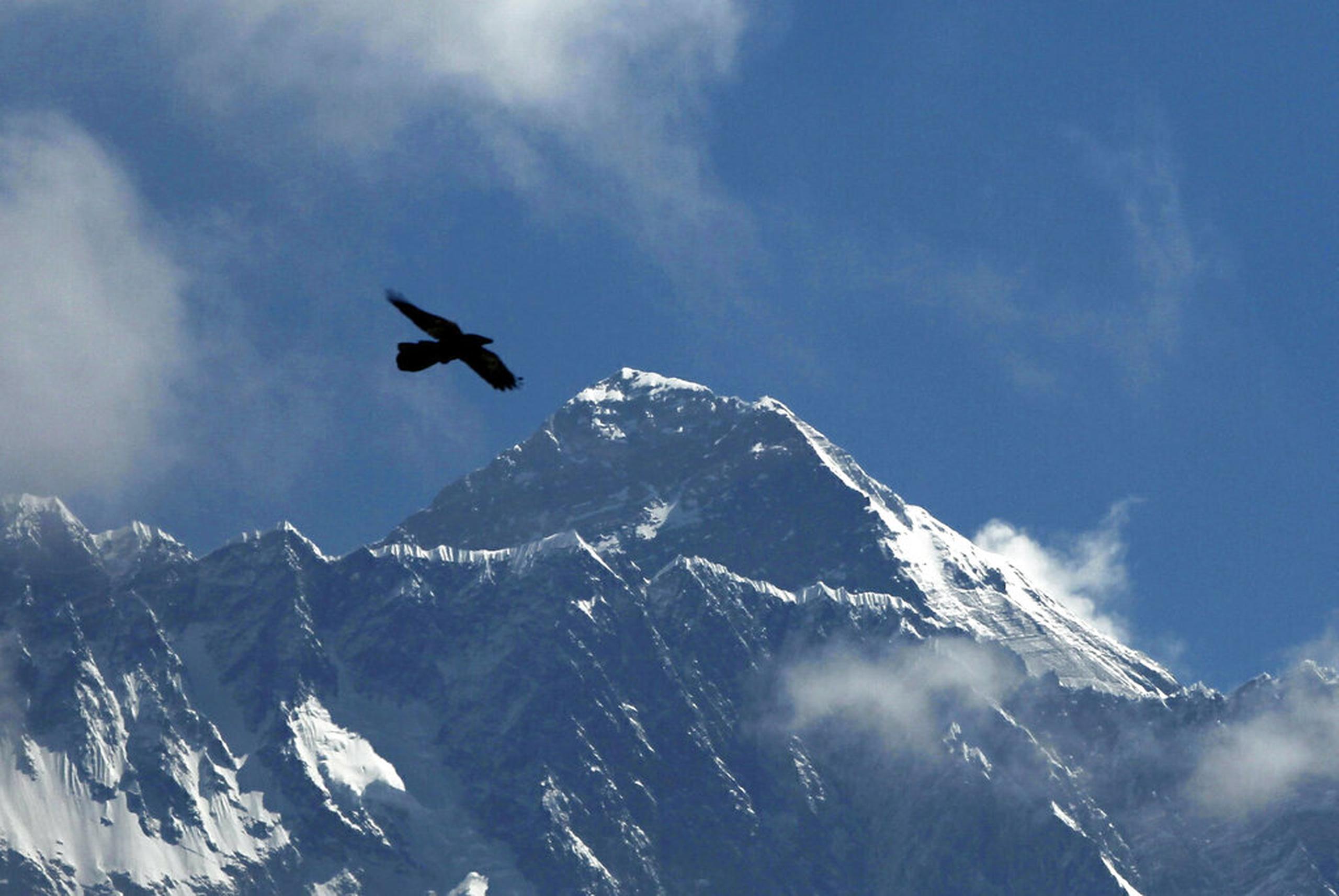 La primera medición del Everest fue de un equipo británico en torno a 1856.