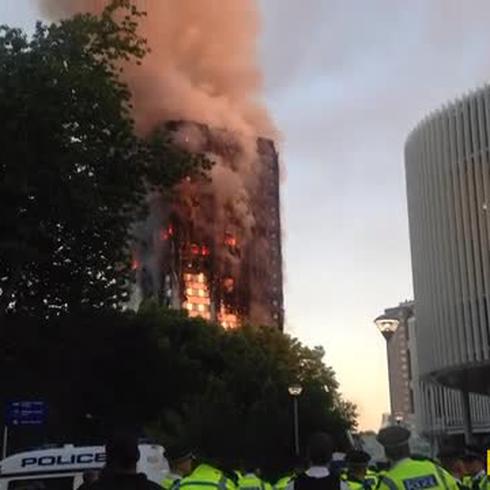 Gran incendio en torre de apartamentos de Londres