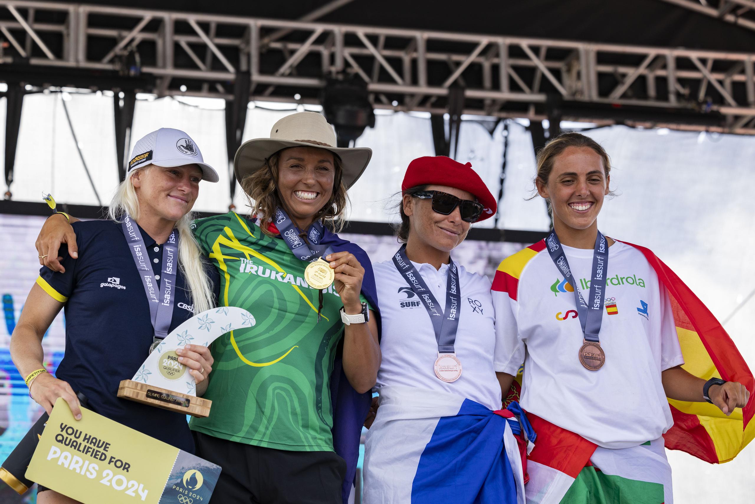 De izquierda a derecha Tatiana Weston Webb de Brasil (plata), Sally Fitzgibbons de Australia (oro), Johanne Defay de Francia (bronce) y Nadia Erostarbe de España (4to lugar, premiado con una medalla de cobre). 