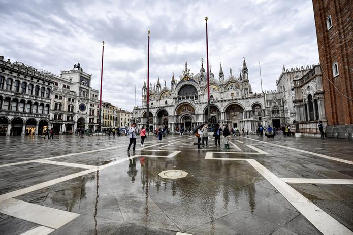 Venecia ha emprendido un camino para garantizar la seguridad de su único patrimonio urbanístico, como la prohibición del paso de los grandes cruceros frente a su delicada Plaza de San Marcos.
