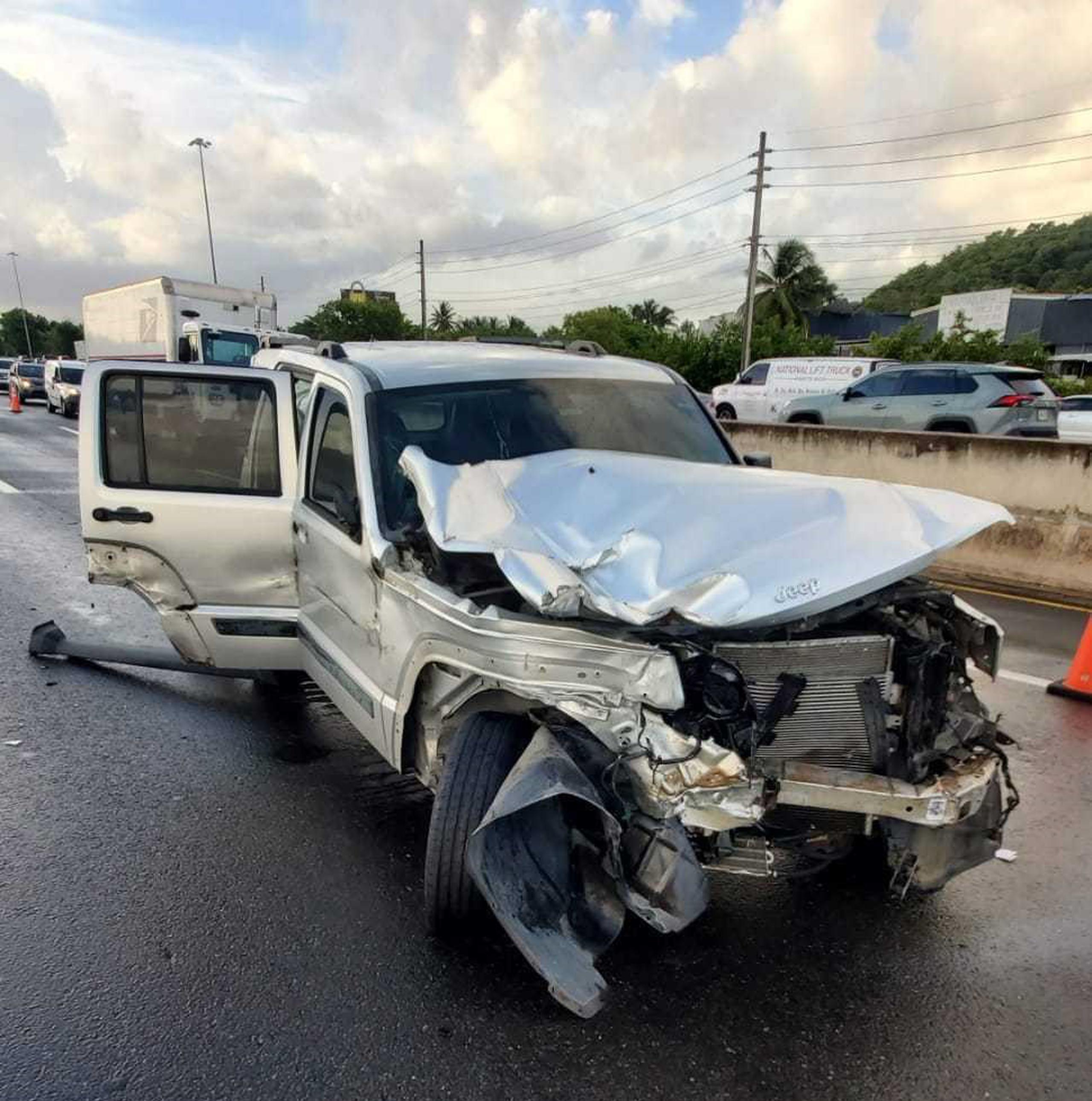 Así quedó la guagua Jeep Liberty que atropelló al gruero y chocó contra una valla de concreto en el expreso PR-22 el 5 de agosto de 2022.
