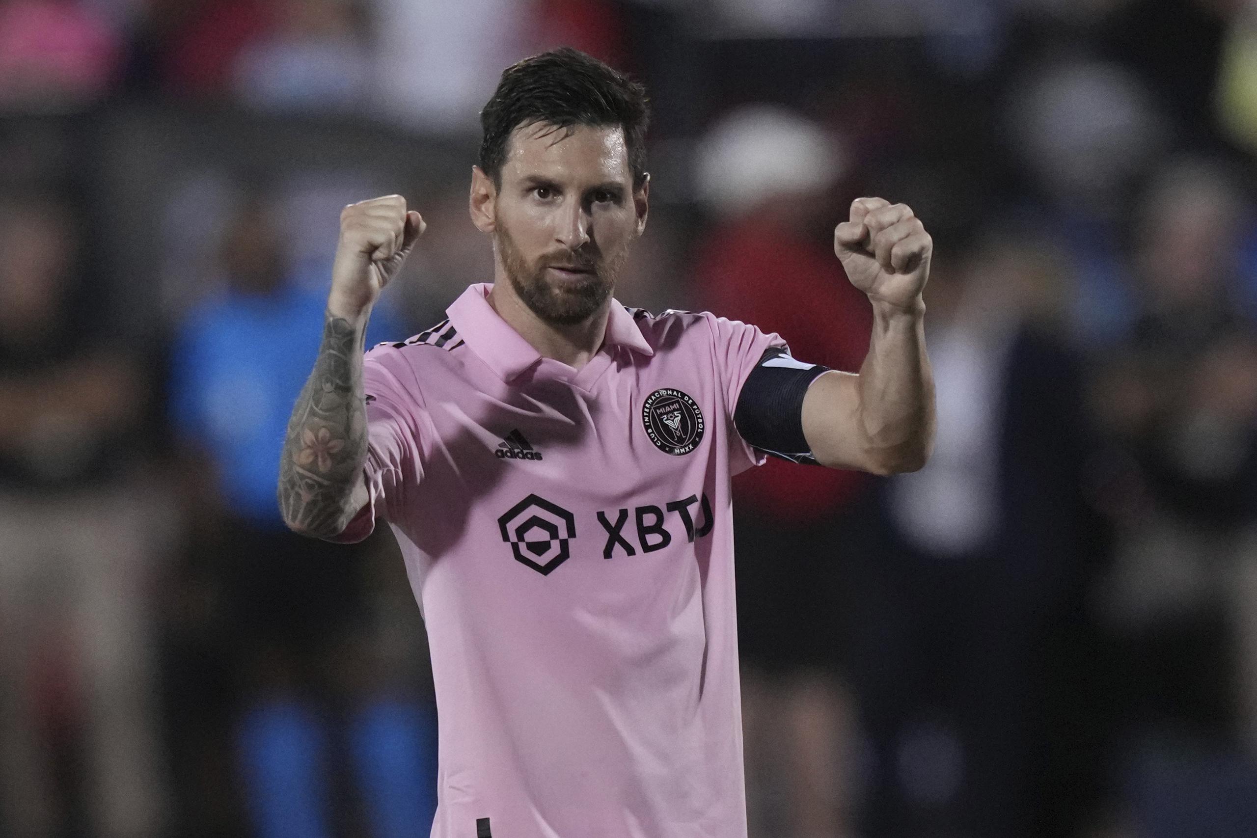 Lionel Messi del Inter Miami celebra tras convertir su remate en la tanda de penales ante FC Dallas en la Leagues Cup, el domingo 6 de agosto de 2023, en Frisco, Texas. (AP Foto/LM Otero)