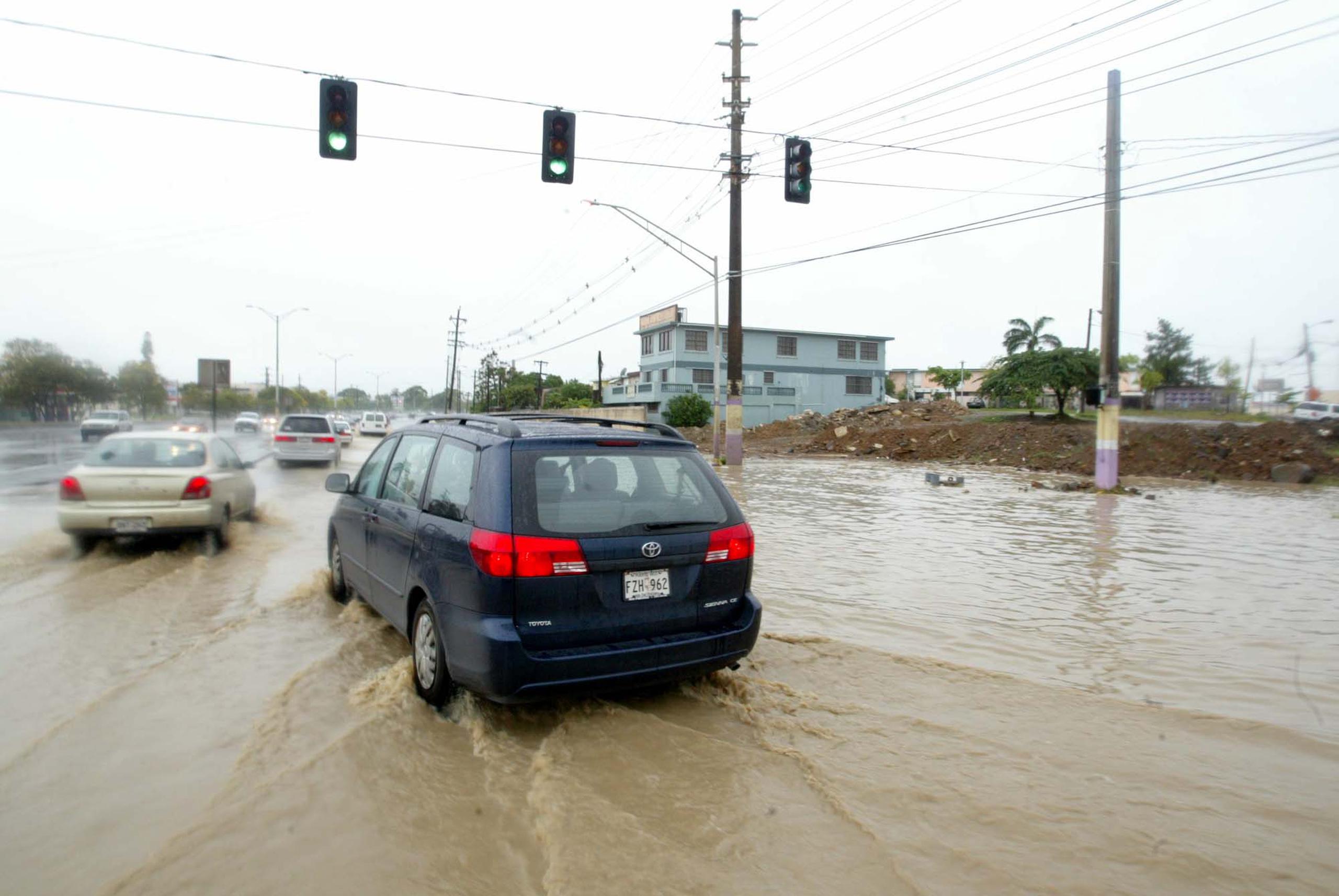 El Servicio Nacional de Meteorología exhortó a los conductores a evitar transitar por carreteras inundadas.