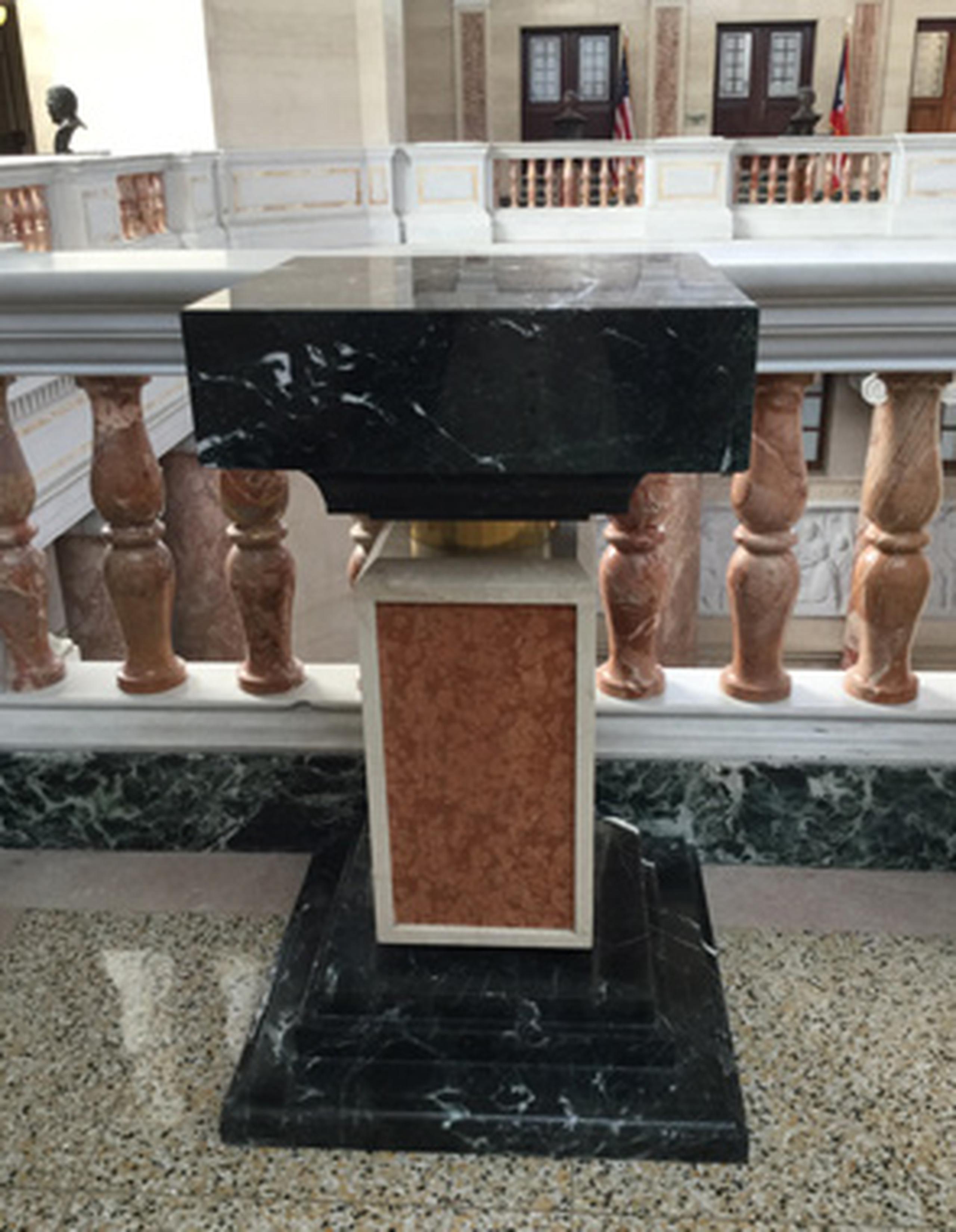 Pedestal vacío en el Senado de Puerto Rico. (Nydia Bauzá / Primera Hora)