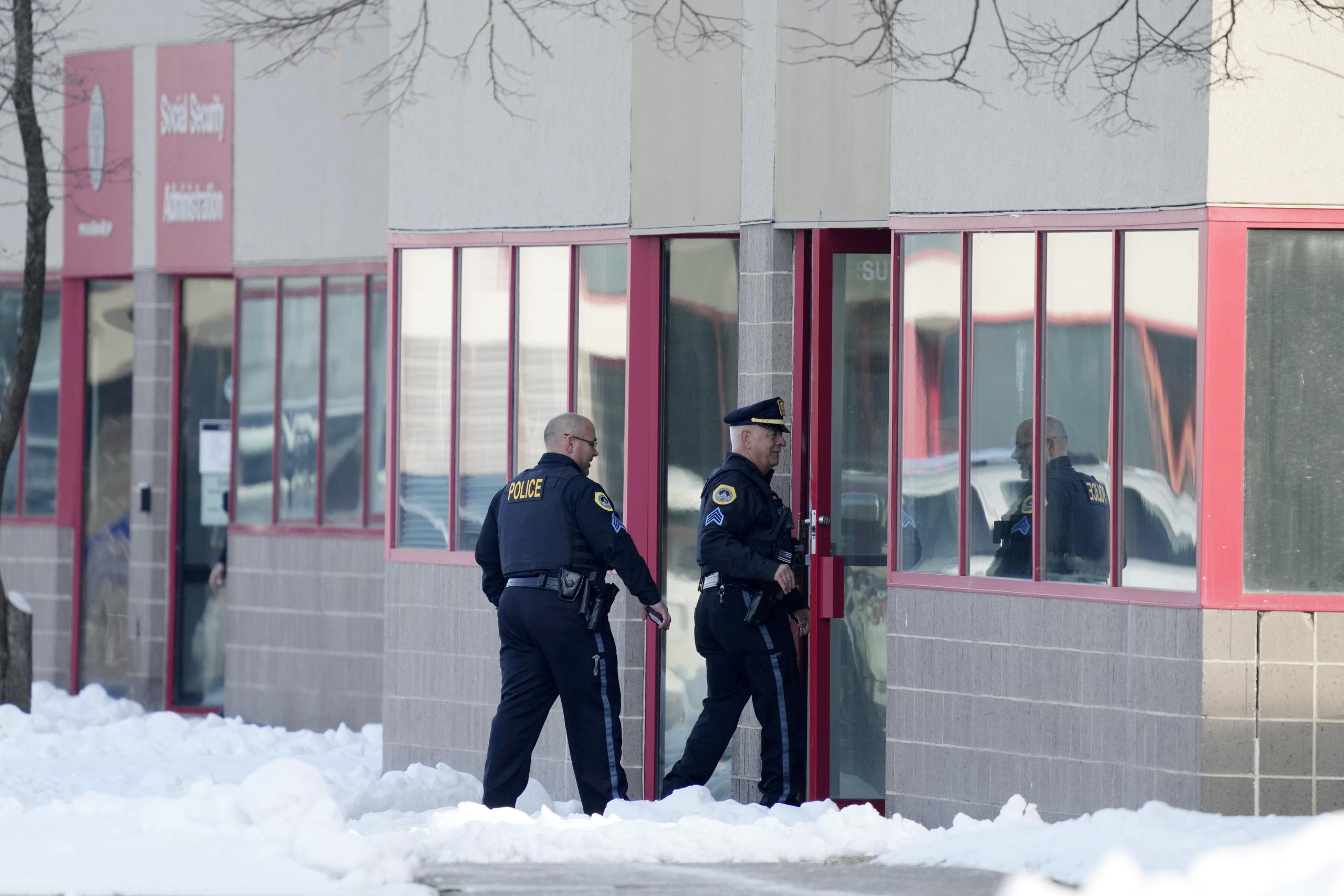 Agentes de la policía ingresan a la escuela Starts Right Here, el lunes 23 de enero de 2023, en Des Moines, Iowa, luego de un tiroteo que dejó dos estudiantes muertos. (AP Foto/Charlie Neibergall)