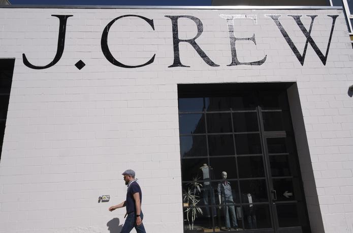 Fundada en 1983, J. Crew se popularizó como una marca de elegancia "preppy" -similar a pijo- que incluía suéteres de cuello vuelto, pantalones chinos, chaquetas y camisetas con bolsillos.