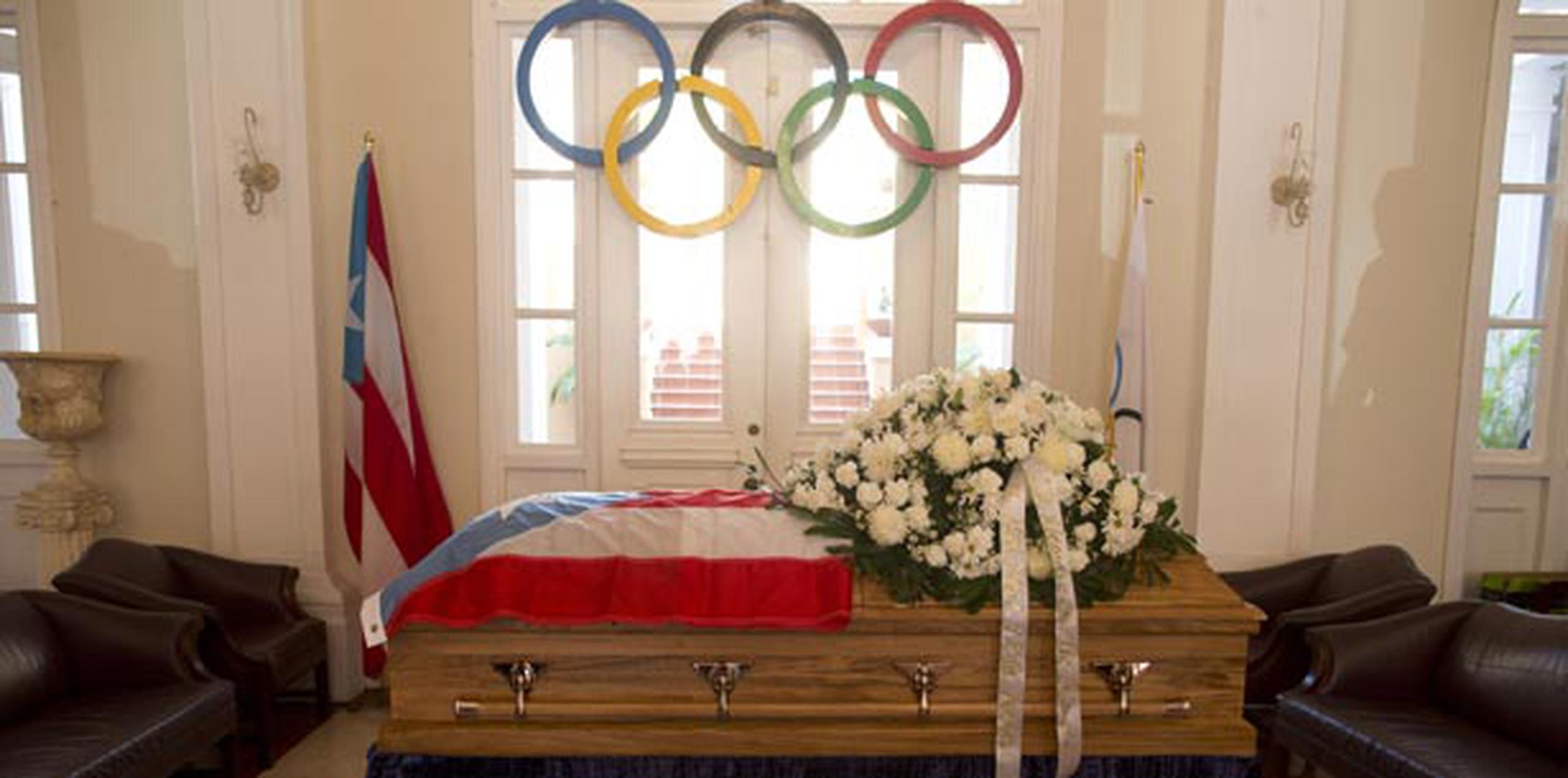 El ataúd con los restos mortales de Reinaldo “Pochy” Oliver adornó el vestíbulo principal del lugar que alberga las oficinas del Comité Olímpico de Puerto Rico (Copur). (xavier.araujo@gfrmedia.com)