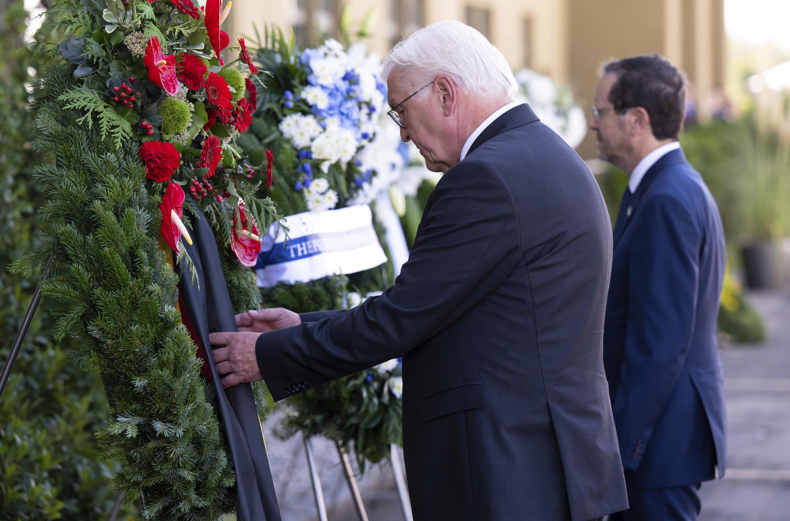 El presidente de Alemania Frank-Walter Steinmeier y el presidente de Israel Isaac Herzog,  colocan una ofrenda floral durante la ceremonia para conmemorar los ataques de militantes palestinos durante los Juegos Olímpicos de Munich 1972 acompañados de familiares de los 11 deportistas asesinados.