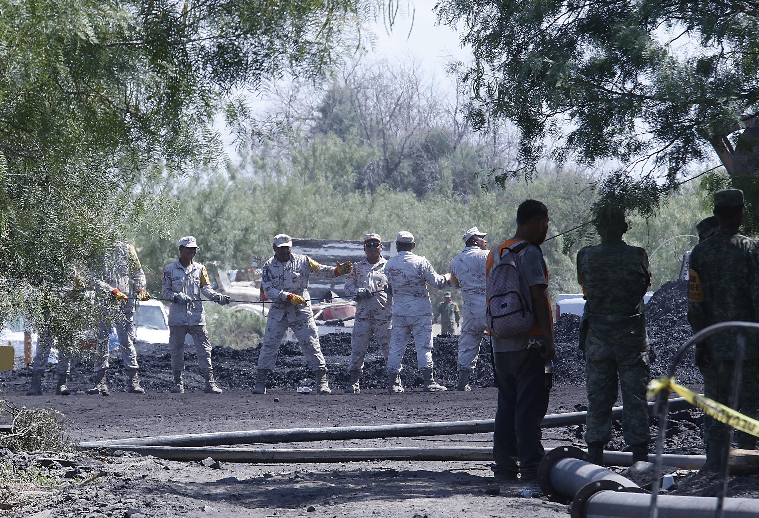 Integrantes de la Guardia Nacional trabajan, en la zona donde se encuentran 10 mineros atrapados en el municipio de Sabinas en Coahuila (México). EFE/Antonio Ojeda
