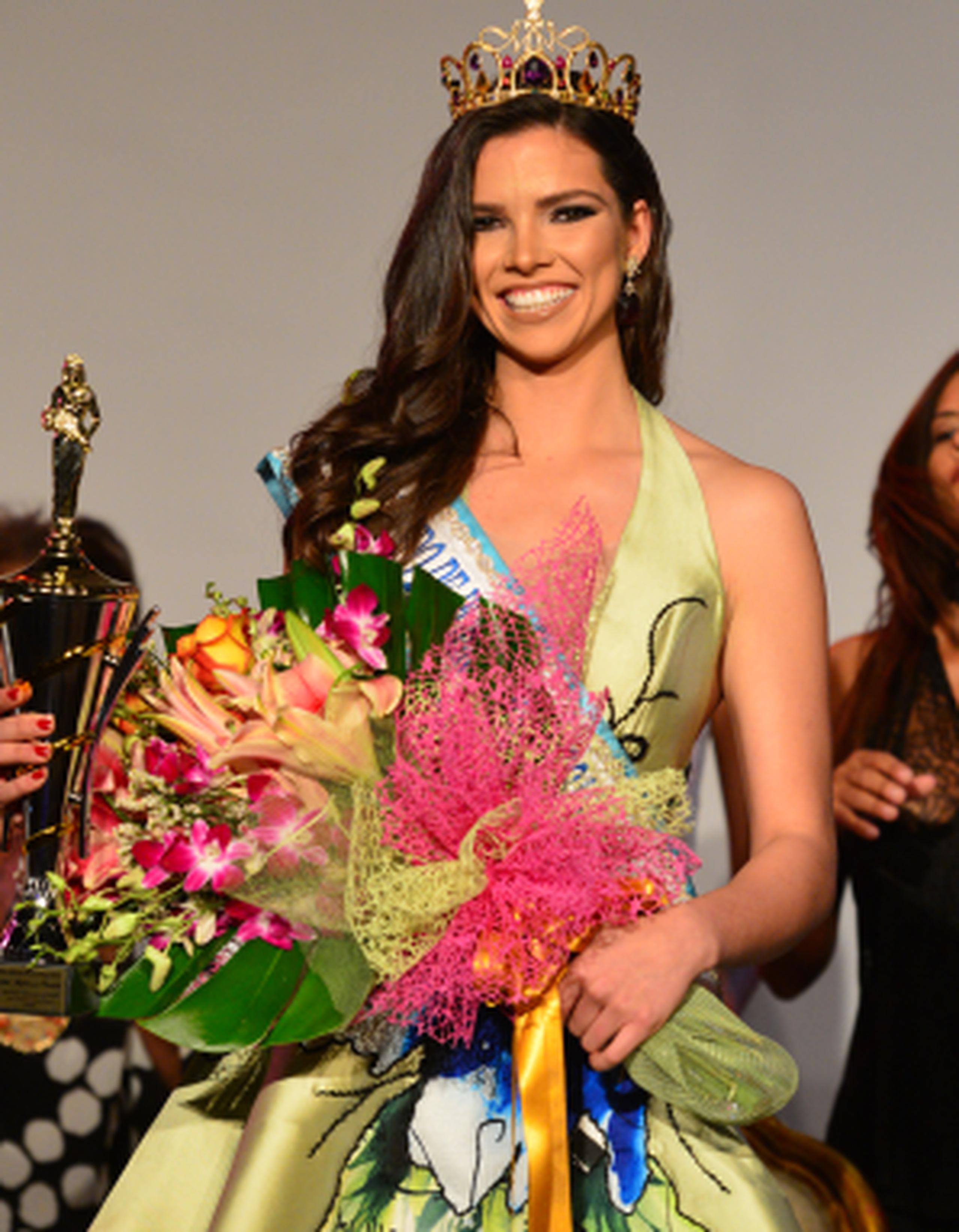 Stephanie Román fue coronada ayer en el Teatro Juan Boria de Dorado por Keysi Vargas, Miss Mundo de Puerto Rico 2015. (luis.alcaladelolmo@gfrmedia.com)
