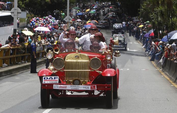 La nostalgia y el respeto a la historia se unieron en la edición 25 del Desfile de Autos Clásicos y Antiguos de la Feria de las Flores, en Medellín, Colombia.