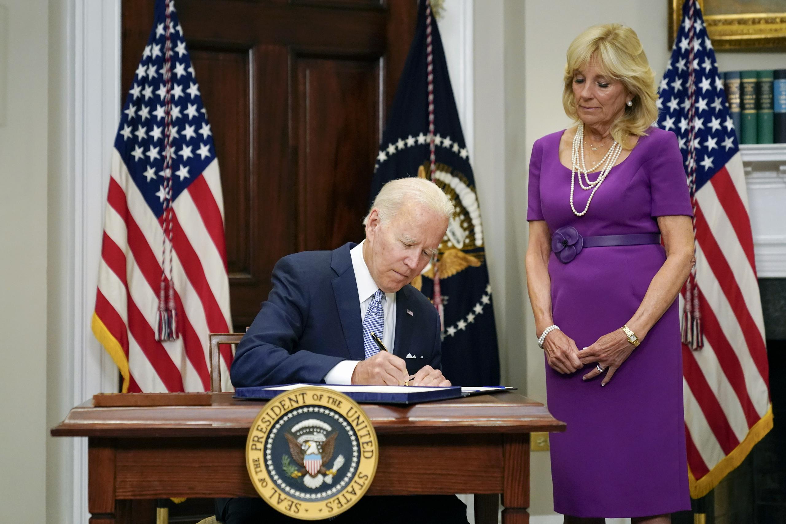 Al firmar la ley, Biden dijo estar confiado en que incidirá en salvar vidas.