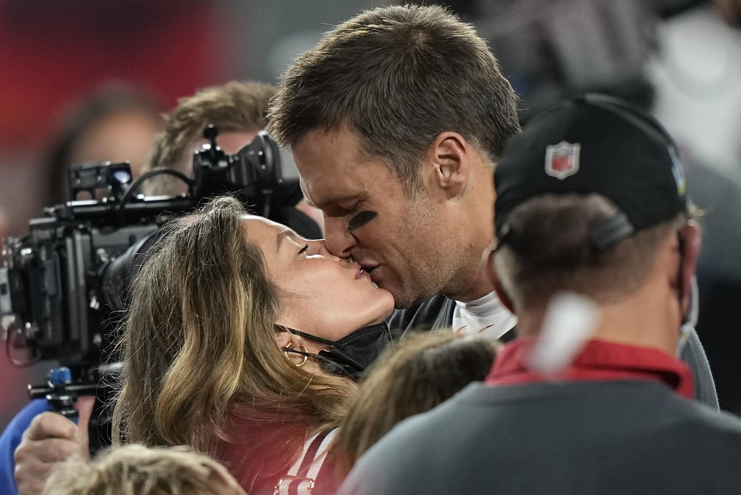 El quarterback Tom Brady de los Buccaneers de Tampa Bay besa a su esposa Gisele Bundchen tras vencer a los Chiefs de Kansas City en el Super Bowl, el domingo 7 de febrero de 2021, en Tampa, Florida. (AP Foto/David J. Phillip)