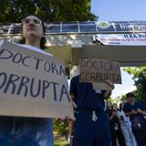 Cientos exigen la renuncia de Ilka Ríos Reyes como rectora del Recinto de Ciencias Médicas