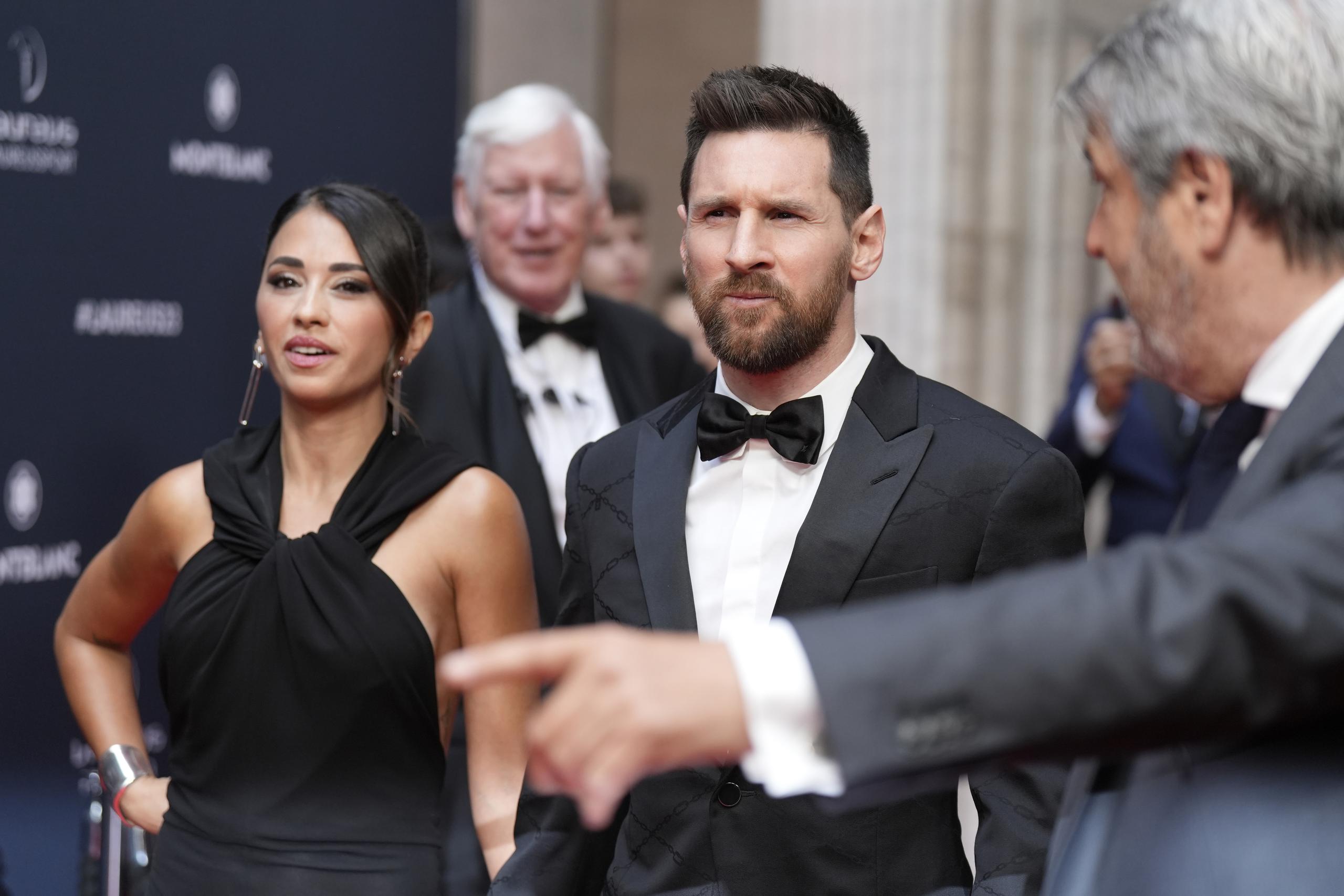 Lionel Messi y su esposa Antonela Roccuzzo llegan a la ceremonia de entrega de los premios Laureus, el lunes 8 de mayo de 2023, en París. (AP Foto/Lewis Joly)