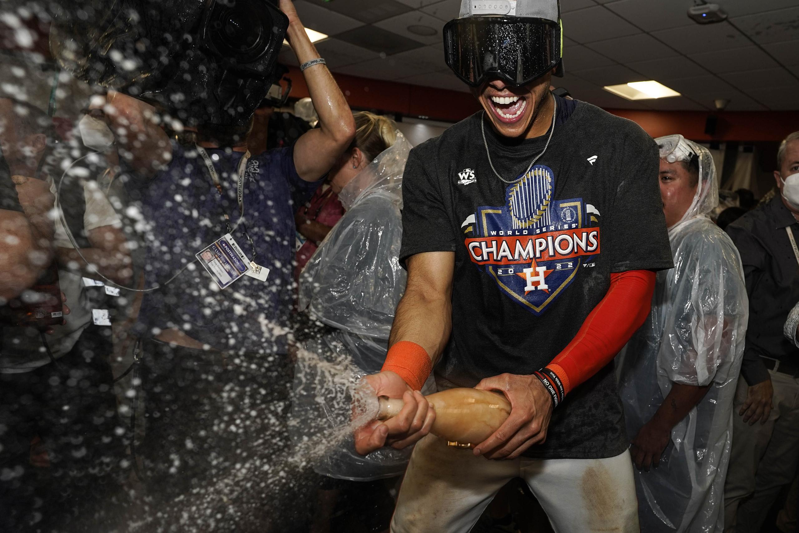 El dominicano Jeremy Peña, campocorto de los Astros de Houston, celebra con champaña tras ganar la Serie Mundial ante los Phillies.