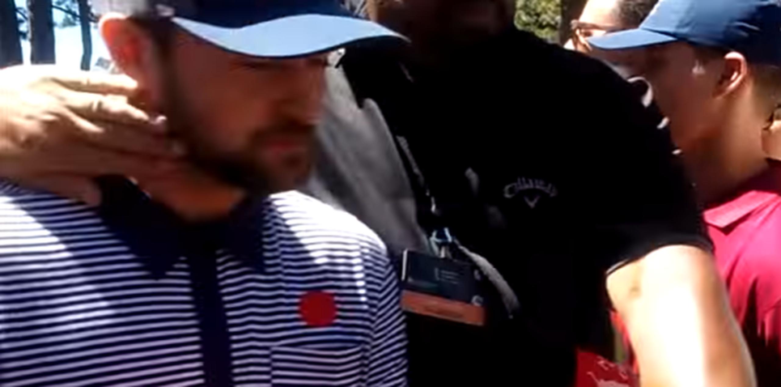 El cantante pasaba entre una multitud durante un torneo de golf cuando ocurrió el incidente. (YouTube)