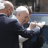 Papa Francisco sale del hospital tras operación de colon