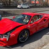 Se compra un Ferrari de $330,000 y lo choca saliendo del “dealer”