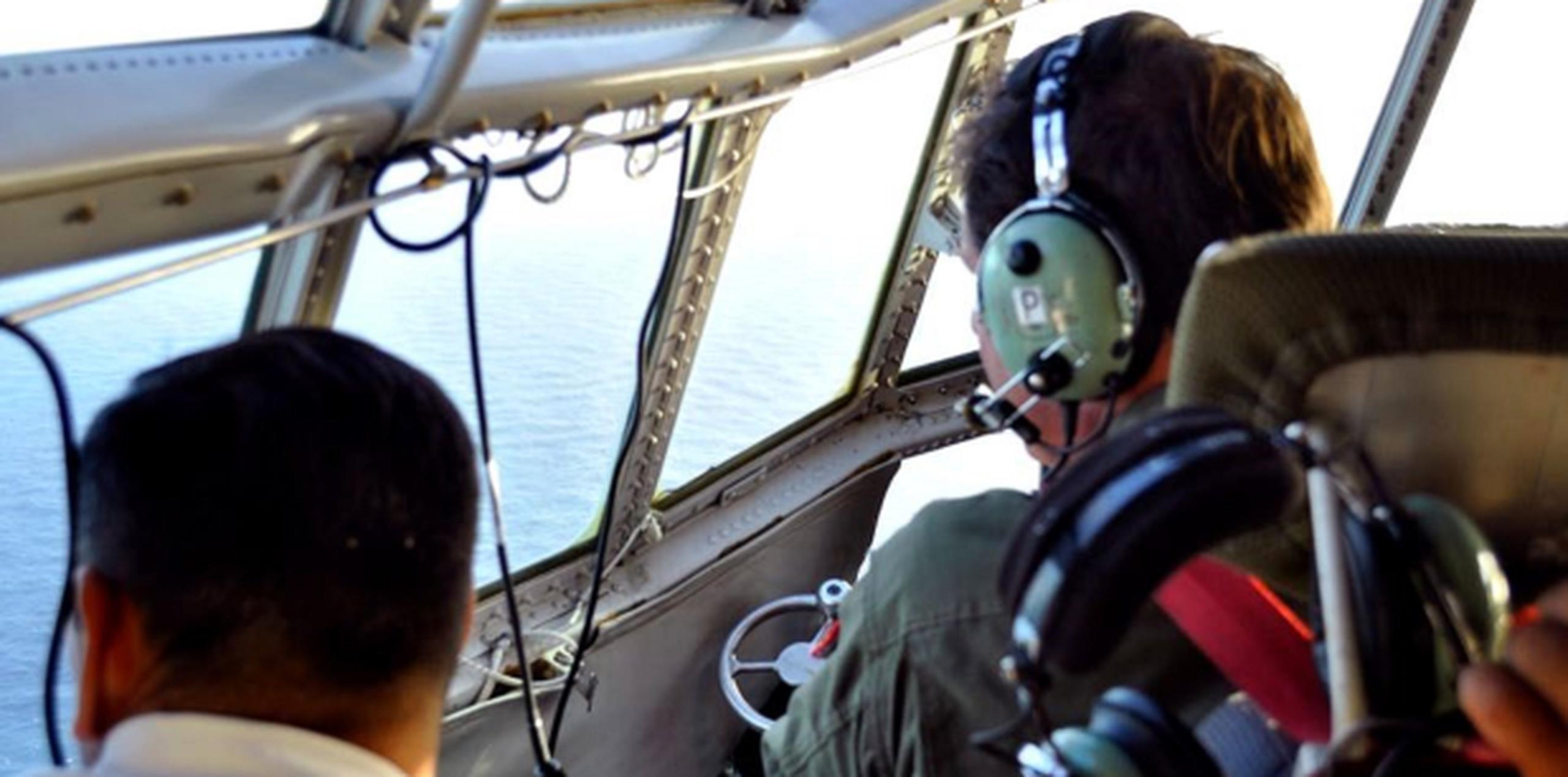 Autoridades argentinas, con el apoyo de fuerzas extranjeras, buscan el submarino ARA San Juan. EFE