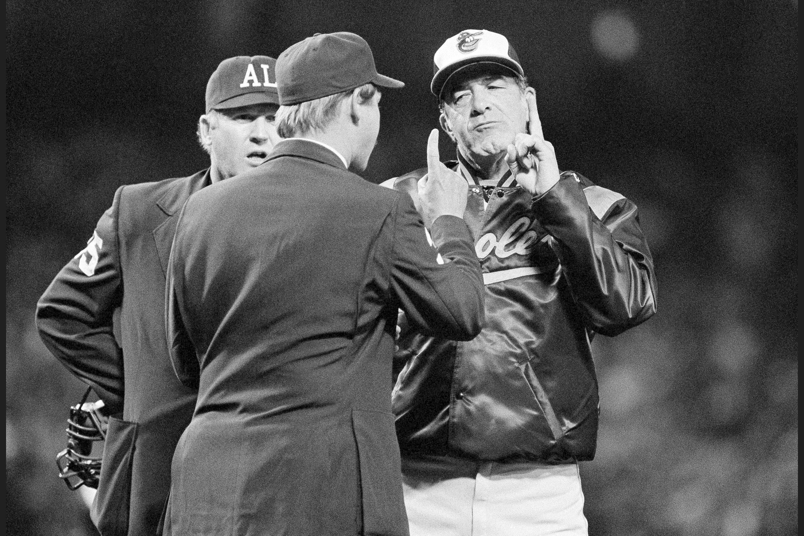 En esta foto de archivo, Joe Altobelli (derecha) levanta su dedo al del árbitro de primera base Jim Evans durante una discusión sobre una llamada, mientras el árbitro del plato de home, Ted Hendry (a la izquierda) observa durante la octava entrada de un juego de béisbol contra California.