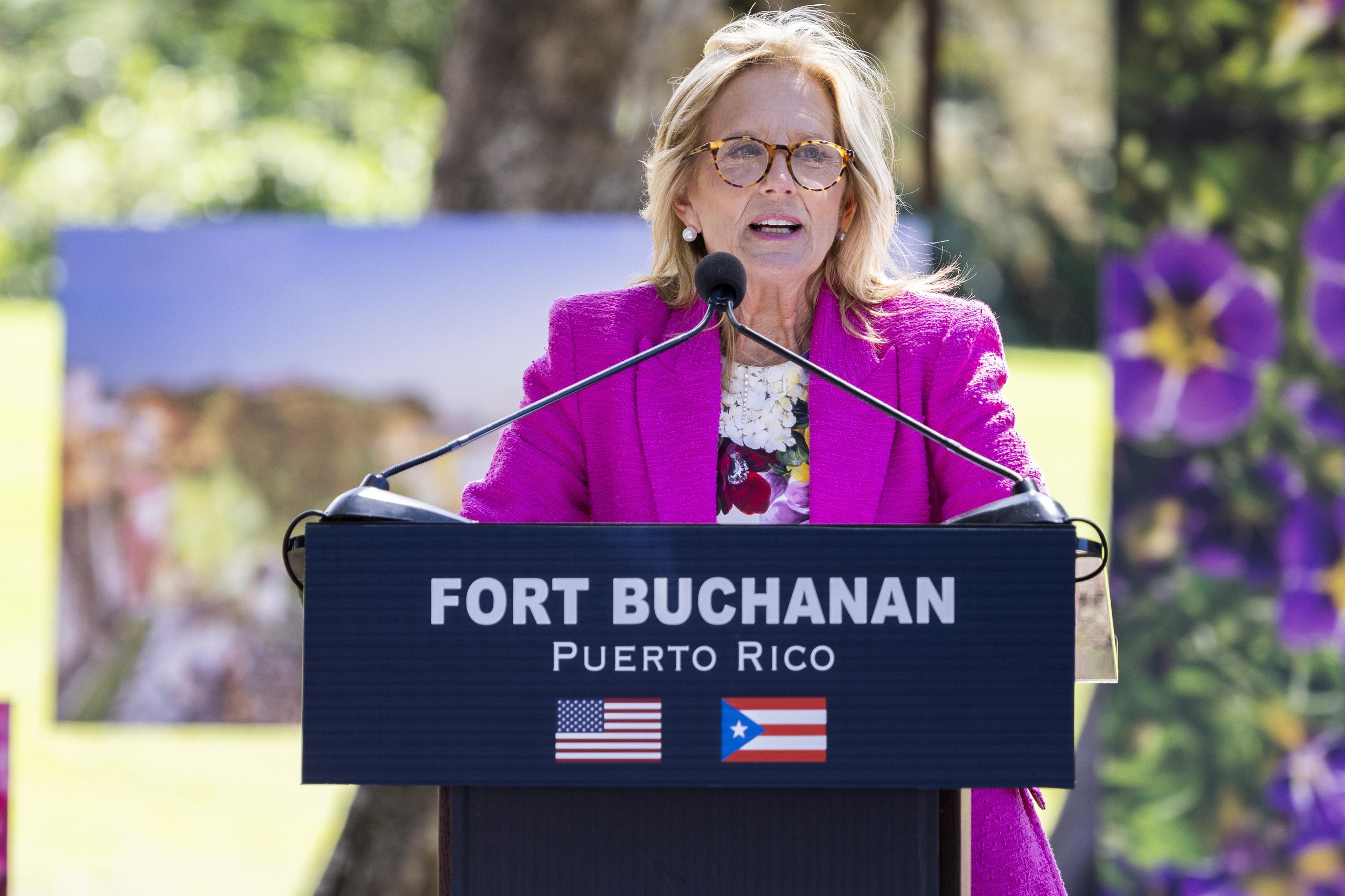 Jill Biden ofreció un breve mensaje en la actividad de confraternización de militares en el Fuerte Buchannan.