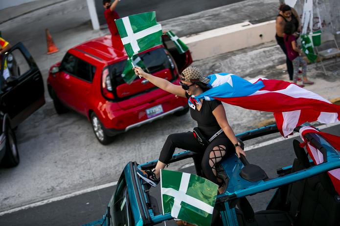Las banderas de Puerto Rico y del Partido Independentista Puertorriqueño tomaron protagonismo frenten al comité de la colectividad.