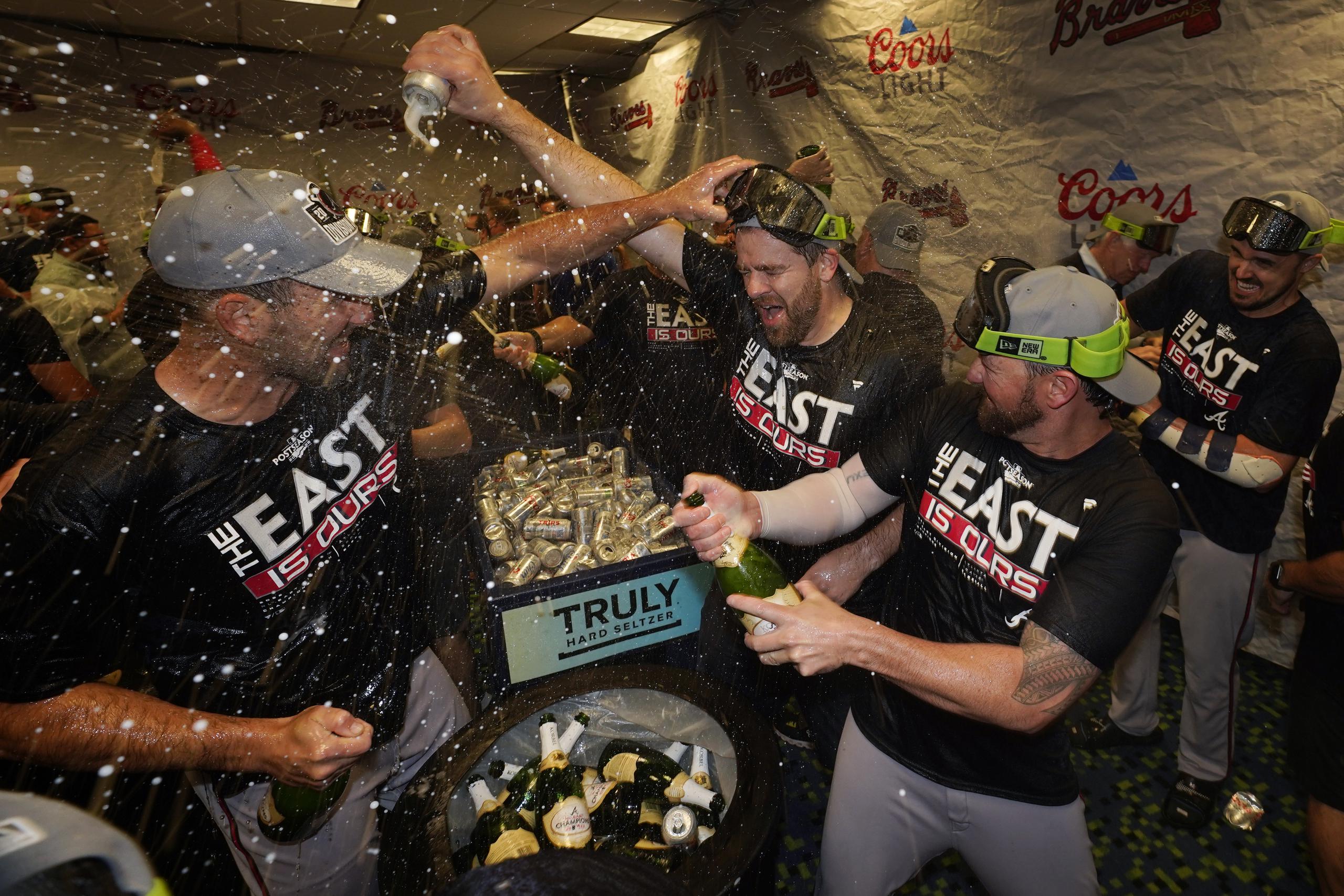 El champán fluye en el camerino de los Braves de Atlanta luego del triunfo del martes en Miami, con el cual reclamaron la corona de la División Este de la Liga Nacional.