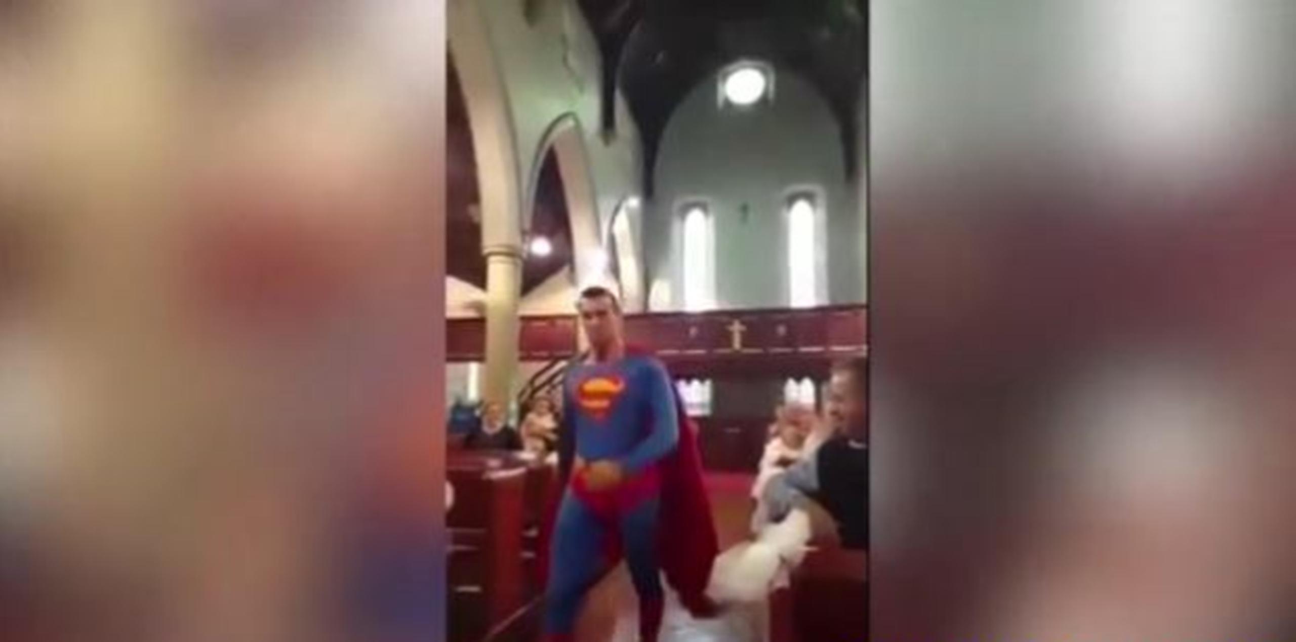 El vídeo capturado el sábado en un boda en Dukinfield. (Captura)