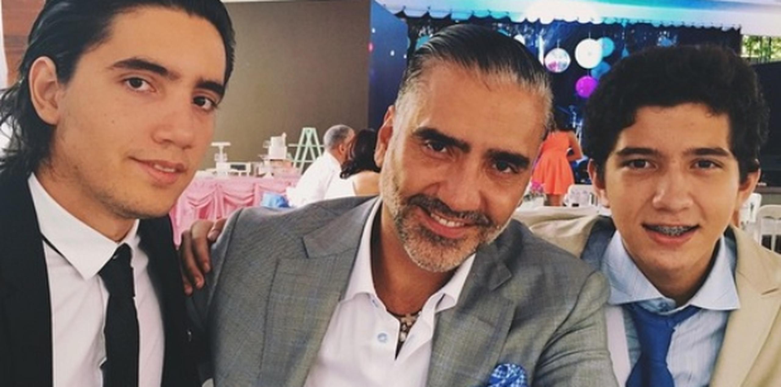 Alejandro Fernández junto a dos de sus hijos. (Instagram)