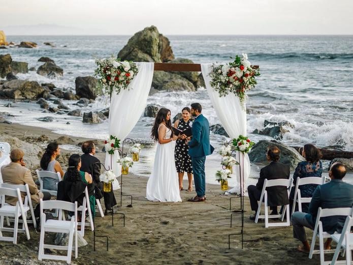 Namisha Balagopal y Suhaas Prasad casándose el 15 de agosto del 2020 en Muir Beach cerca de San Francisco.
